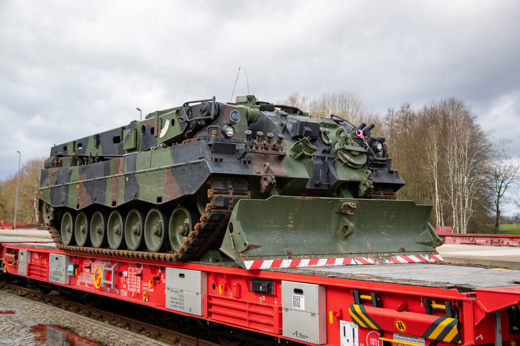 Fertig zum Transport in die Ukraine: Verladener Bergepanzer Büffel an der Verladerampe in Bergen-Belsen.