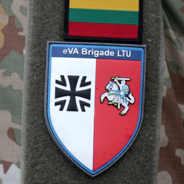 Wappen der eVA-Brigade Litauen auf der Uniform des Chief of Defence der Republik Litauen, Lieutenant General Valdemaras Rupšys.
