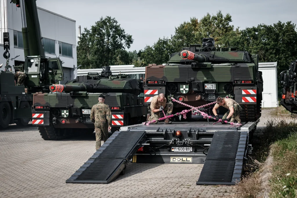Soldaten vom Panzerbataillon 393 übernehmen im Bundeswehrdepot Karlsruhe neue Kampfpanzer LEOPARD 2 in der Variante A7V und verladen diesen auf den Schwerlasttransporter Scania R 650S in Karlsruhe.