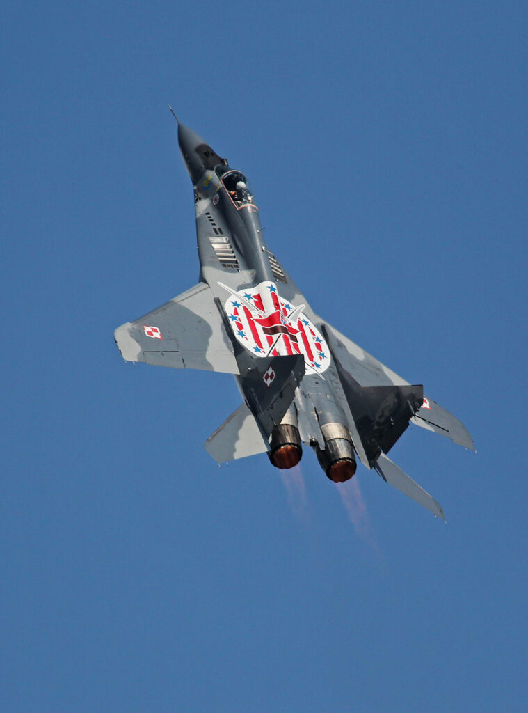 Eine MiG-29 der polnischen Luftwaffe steigt mit eingeschalteten Nachbrennern beider Triebwerke steil in den Himmel auf.