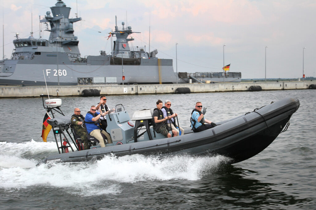 Besucher durften am Tag der Bundeswehr 2015 in Warnemünde auf einem Speedboot mitfahren.