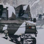 Die nachbestellten Überschneefahrzeuge vom Typ BvS10 werden zur Landes- und Bündnisverteiligung, bei weltweiten Spezialoperationen des Kommandos Spezialkräfte sowie zur internationalen Krisen- und Konfliktverhütung eingesetzt.
