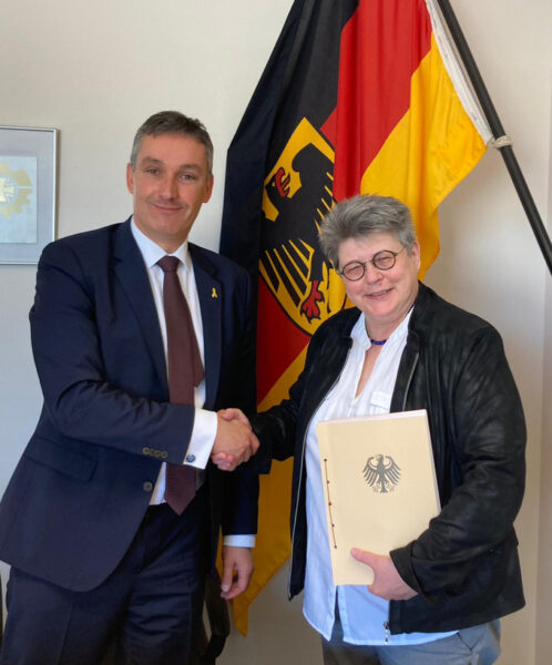 Frau Lehnigk-Emden, die designierte Präsidentin des BAAINBw und Rino Brugge, CEO von German Naval Yards, unterzeichneten gemeinsam den Vertrag für das Projekt „i-MERZ EGV BER“.
