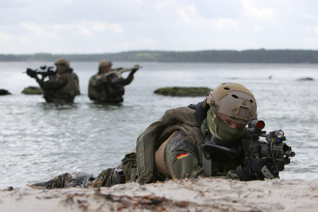 KSM-Soldaten im Hafenbereich, Stützpunkt Eckernförde bei einer Übung.