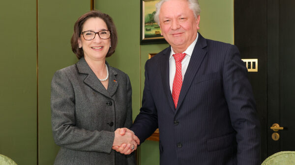 Paula Hartley, Vice President of Tactical Missiles bei Lockheed Martin freute sich mit Armin Papperger, Vorstandsvorsitzender der Rheinmetall AG, über die am 21. April bekannt gegebene Kooperationsvereinbarung.