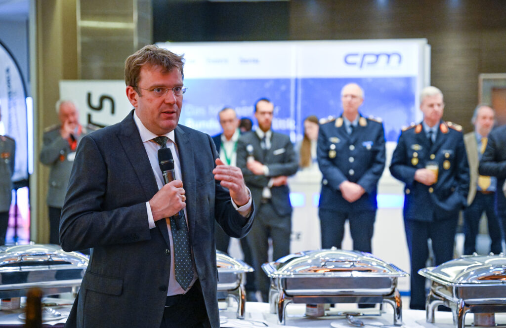 MdB Dr. Reinhard Brandl (CSU) bei seiner Dinner Speech zur Eröffnung des Kommunikationsabends des cpm Air Defence Summits 2023.