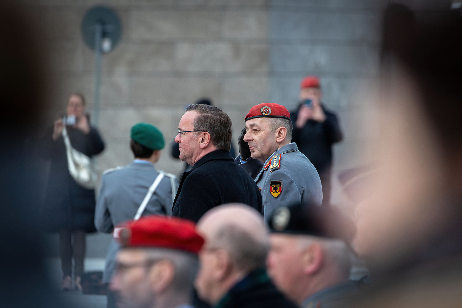 Bundesminister der Verteidigung, Boris Pistorius und General Carsten Breuer als neuer Generalinspekteur der Bundeswehr, hier bei der Begrüßung des Inspekteurs mit militärischen Ehren im BMVg in Berlin, am 17.03.2023.