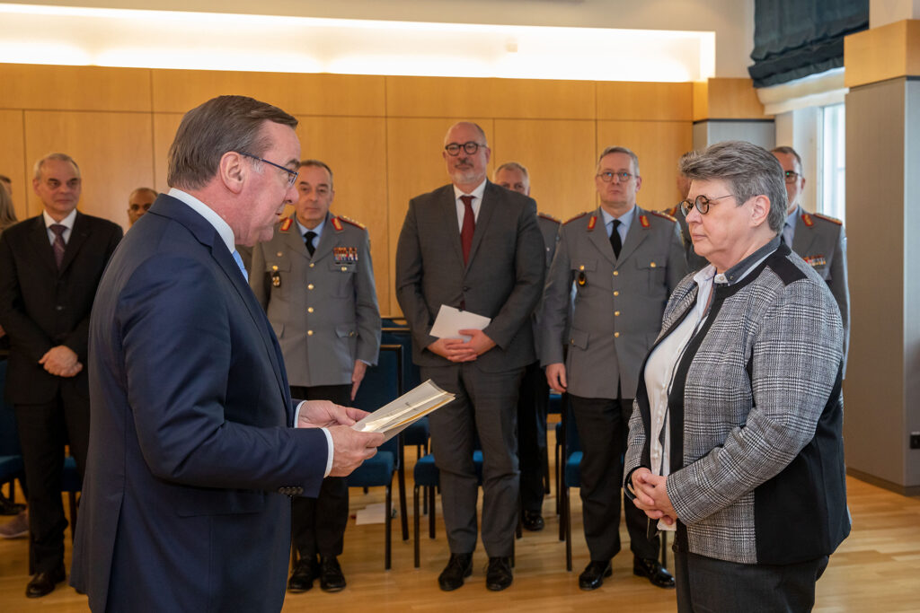 Aus den Händen von Bundesverteidigungsminister Boris Pistorius erhielt Annette Lehnigk-Emden die Ernennungsurkunde zur Präsidentin des Bundesamtes für Ausrüstung, Informationstechnik und Nutzung der Bundeswehr (BAAINBw).