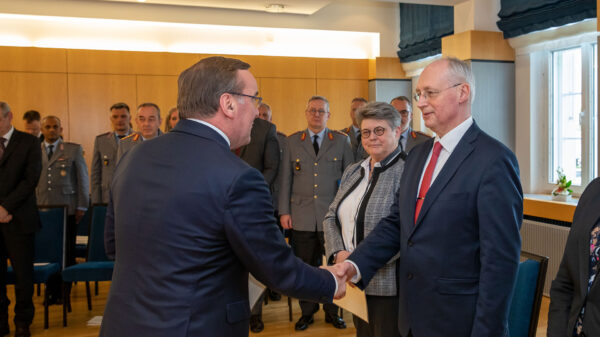 Prof. Dr. Roland Börger, neuer Präsident des BAIUDBw (rechts) und Annette Lehnigk-Emden, neue Präsidentin des BAAINBw bei ihrer Ernennung durch Verteidigungsminister Boris Pistorius am 27. April 2023.
