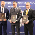 Sebastian Chwałek, CEO von PGZ, Brigadegeneral Artur Kuptel, Leiter der polnischen Rüstungsagentur und Chris Allam, Geschäftsführer von MBDA UK bei der Unterzeichnung des Rüstungsvertrages.