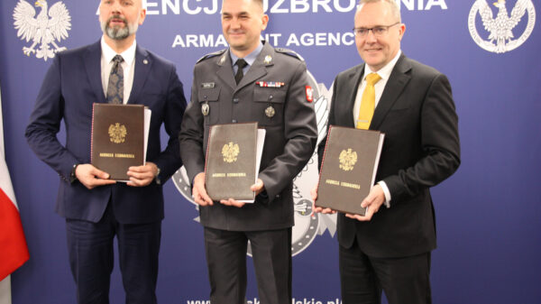 Sebastian Chwałek, CEO von PGZ, Brigadegeneral Artur Kuptel, Leiter der polnischen Rüstungsagentur und Chris Allam, Geschäftsführer von MBDA UK bei der Unterzeichnung des Rüstungsvertrages.