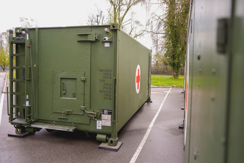 Der geschützte Transportbehälter basiert auf dem internationalen ISO-Standard 20-Fuß-Container.