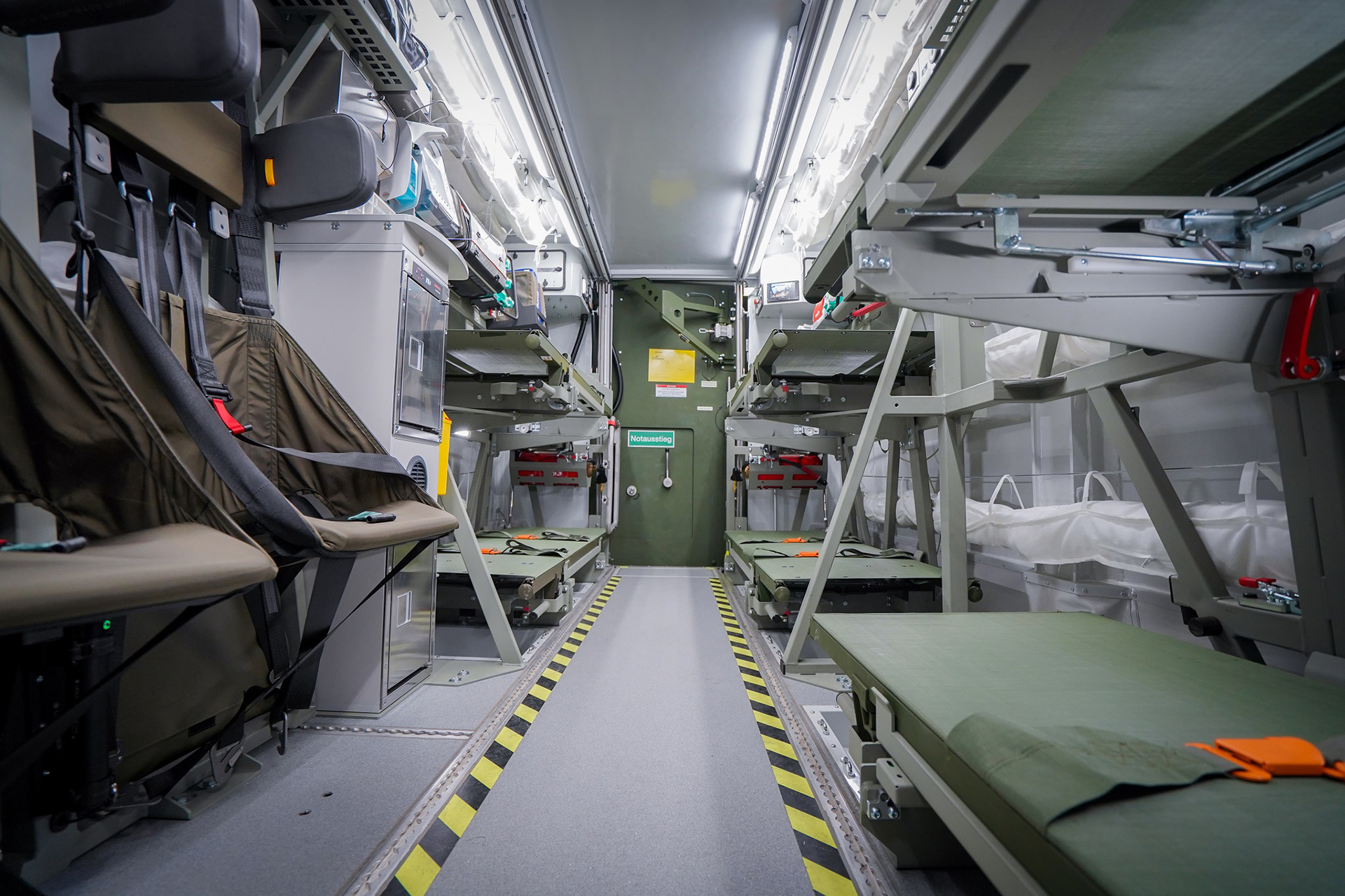 Im geschützten Verwundeten-Transport-Container kann das Sanitätspersonal der Bundeswehr Verletzte sicher transportieren und medizinisch versorgen.