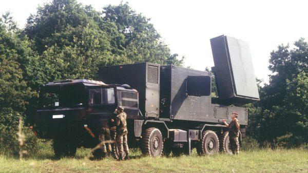 COBRA-Artillerieortungsradar des deutschen Heeres im Gelände.