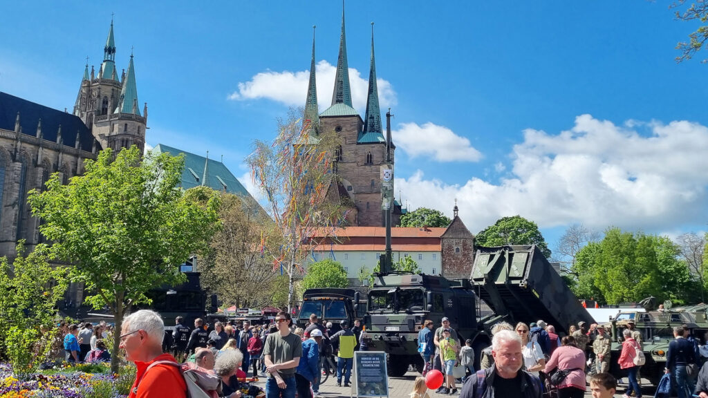 Viele Erfurter und auswärtige Gäste folgten der Einladung des Logistikkommandos zum Tag der offenen Tür auf dem Domplatz am 6. Mai 2023.