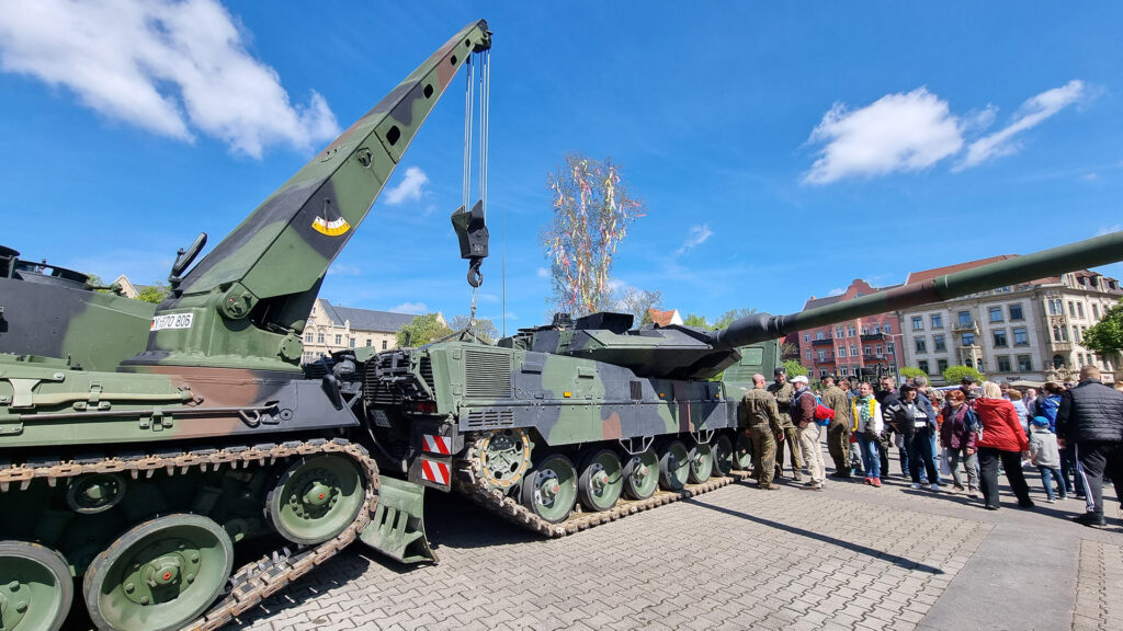 Auch der Leopard 2A7V wurde im Rahmen der statischen Waffenschau am 6. Mai 2023 auf dem Domplatz in Erfurt gezeigt.
