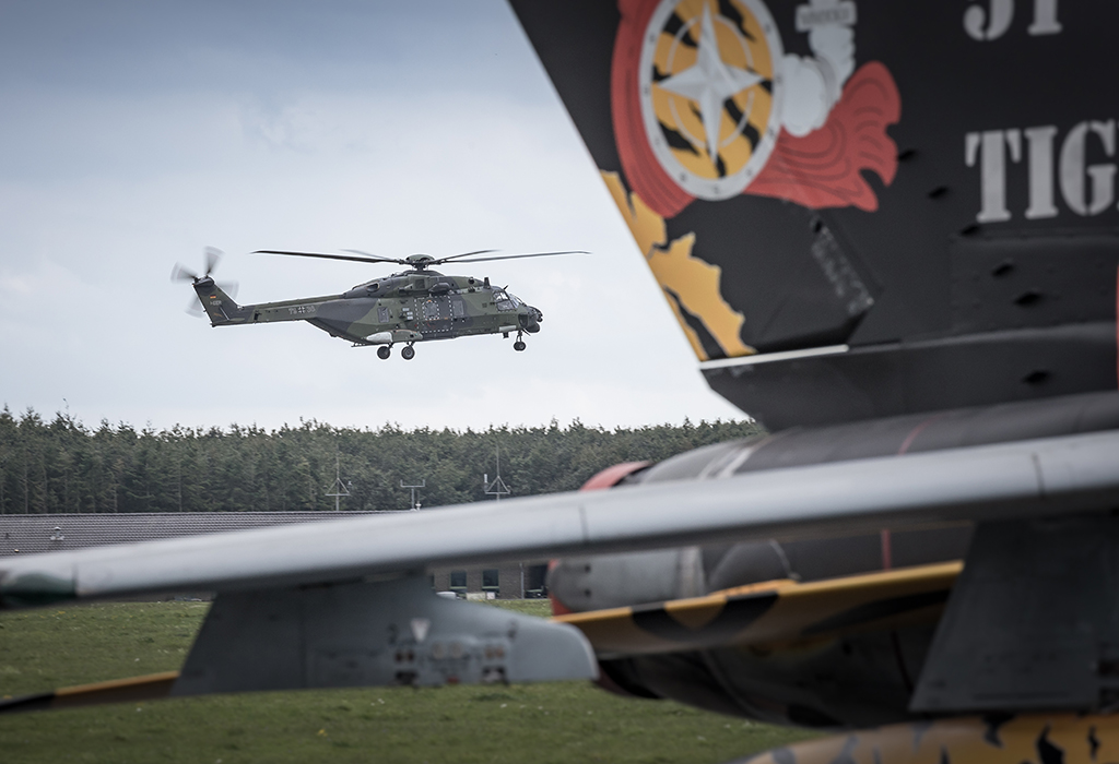 Mit der Einsatzunterstützungsanlage OPTARION konnten zwischen den Hubschraubern NH90 im Bild links) und TIGER sowie weiteren Plattformen wie dem Mehrzweckkampflugzeug Tornado (im Bild rechts) und der Panzerhaubitze 2000 zuverlässig kommuniziert werden​​.