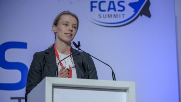 Stephanie Lingemann, Programmdirektorin bei Helsing, erläuterte beim FCAS Summit das Zusammenwirken von Waffensystemen mit Künstlicher Intelligenz.