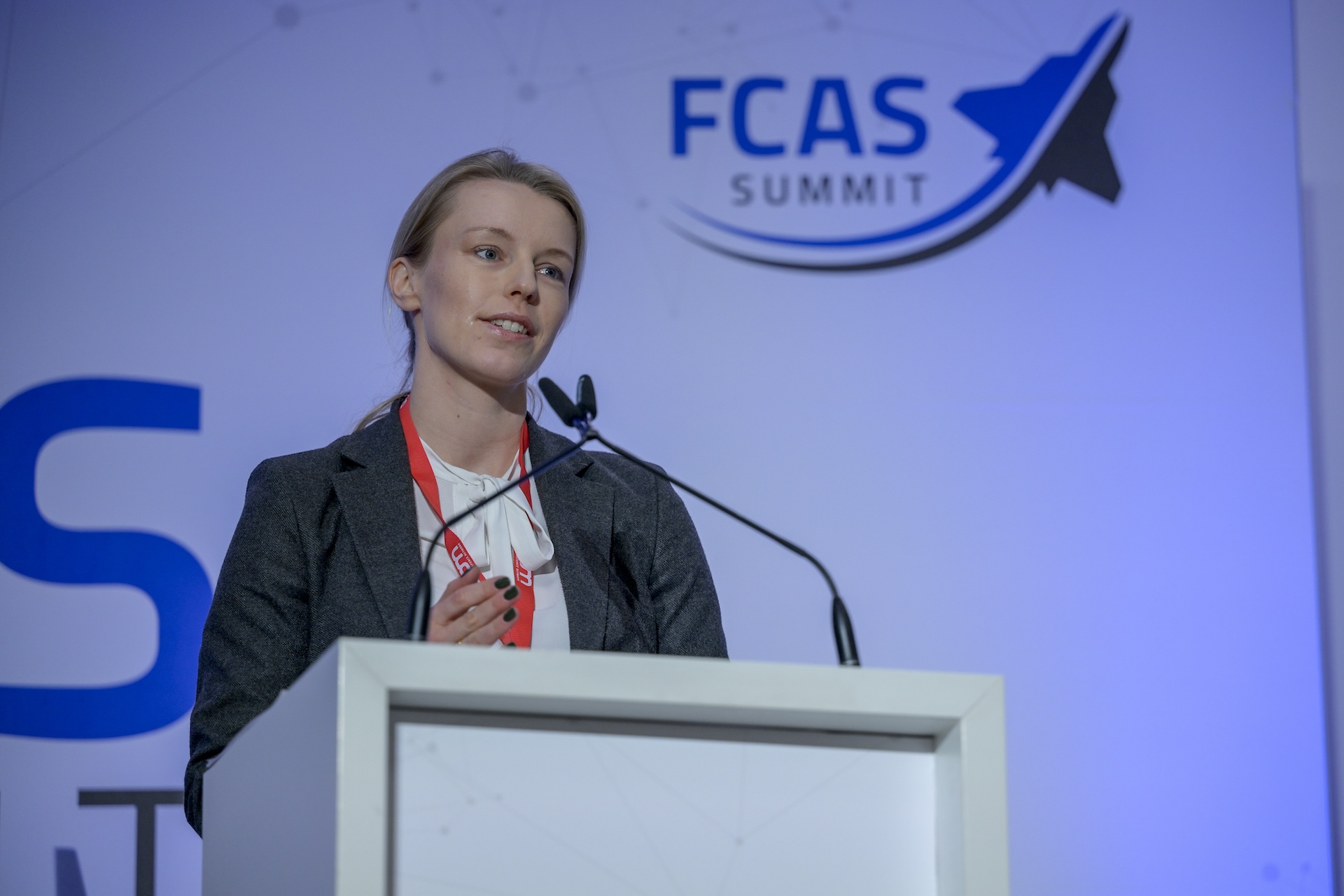 Stephanie Lingemann, Programmdirektorin bei Helsing, erläuterte beim FCAS Summit das Zusammenwirken von Waffensystemen mit Künstlicher Intelligenz.
