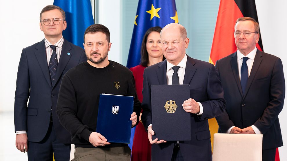 Präsident Wolodymyr Selenskyj und Bundeskanzler Olaf Scholz nach der Unterzeichnung der deutsch-ukrainischen Sicherheitsvereinbarung.