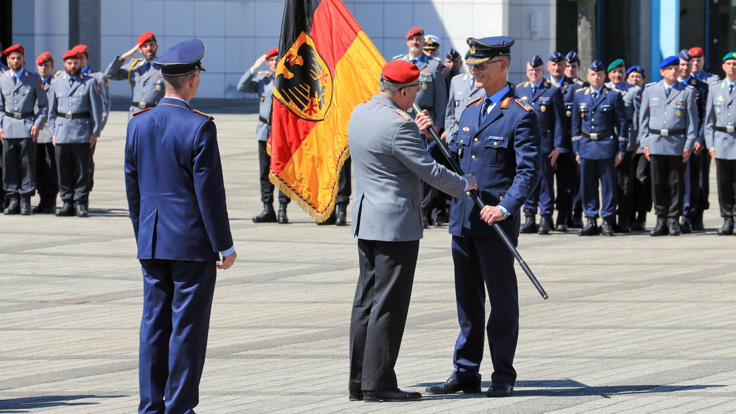 Generalmajor Stefan Lüth bekam am 14. Mai 2024 durch den Generalinspekteur der Bundeswehr, General Carsten Breuer, die Führung über die Streitkräftebasis übertragen, um diese in das neue Unterstützungskommando der Bundeswehr zu überführen. Ab April 2025 wird Generalmajor Lüth dann Amtschef Planungsamt der Bundeswehr.