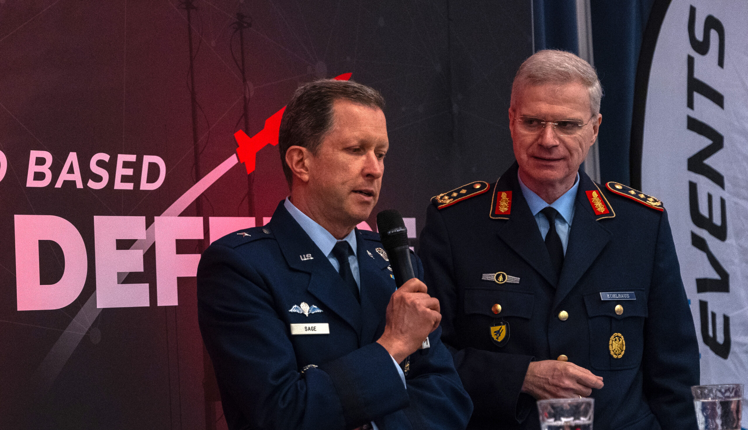 Brigadegeneral (USAF) Christopher S. Sage (l.) neben dem stellvertretenden Inspekteur der Luftwaffe, Generalleutnant Lutz Kohlhaus, bei der Podiumsdiksussion.