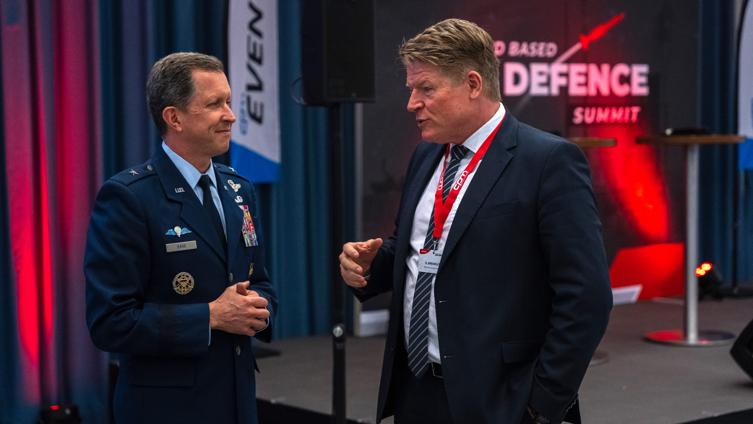 Brigadegeneral (USAF) Christopher S. Sage (l.) und Guido Brendler von MBDA Deutschland im Gespräch.