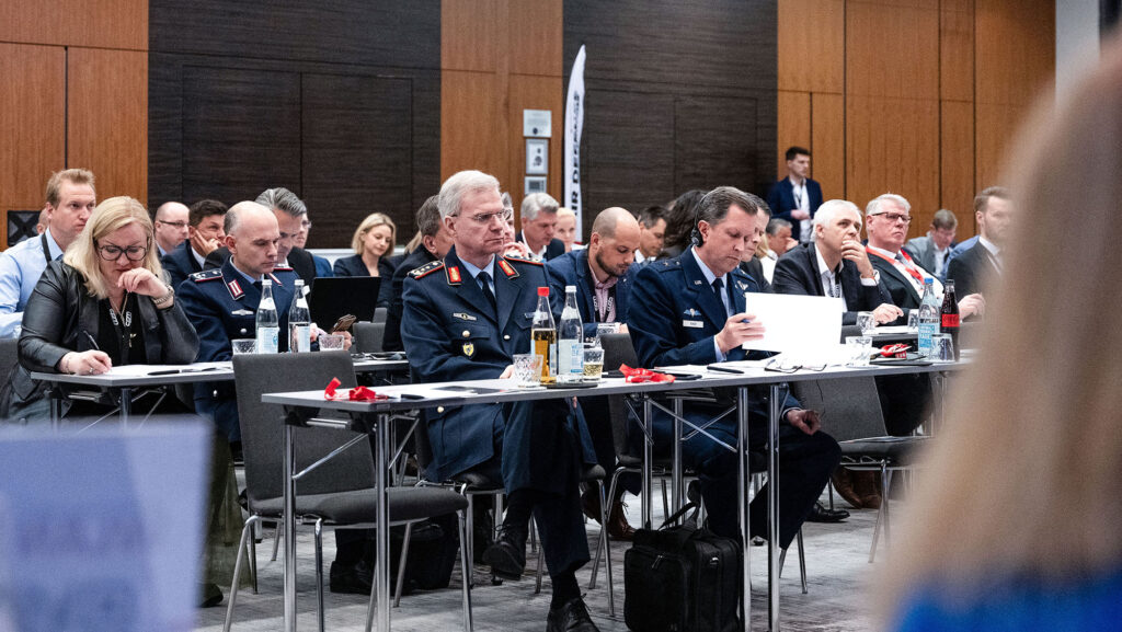 Eindrücke vom Ground Based Air Defence Summit 2024 von cpm in Berlin. Auditorium mit Der Stellvertretende Inspekteur der Luftwaffe, Generalleutnant Kohlhaus