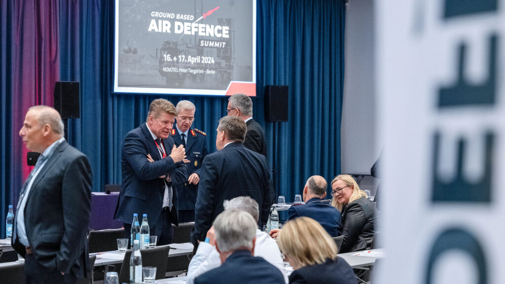 Eindrücke vom Ground Based Air Defence Summit 2024 von cpm in Berlin. Der Stellvertretende Inspekteur der Luftwaffe, Generalleutnant Kohlhaus im Gespräch.
