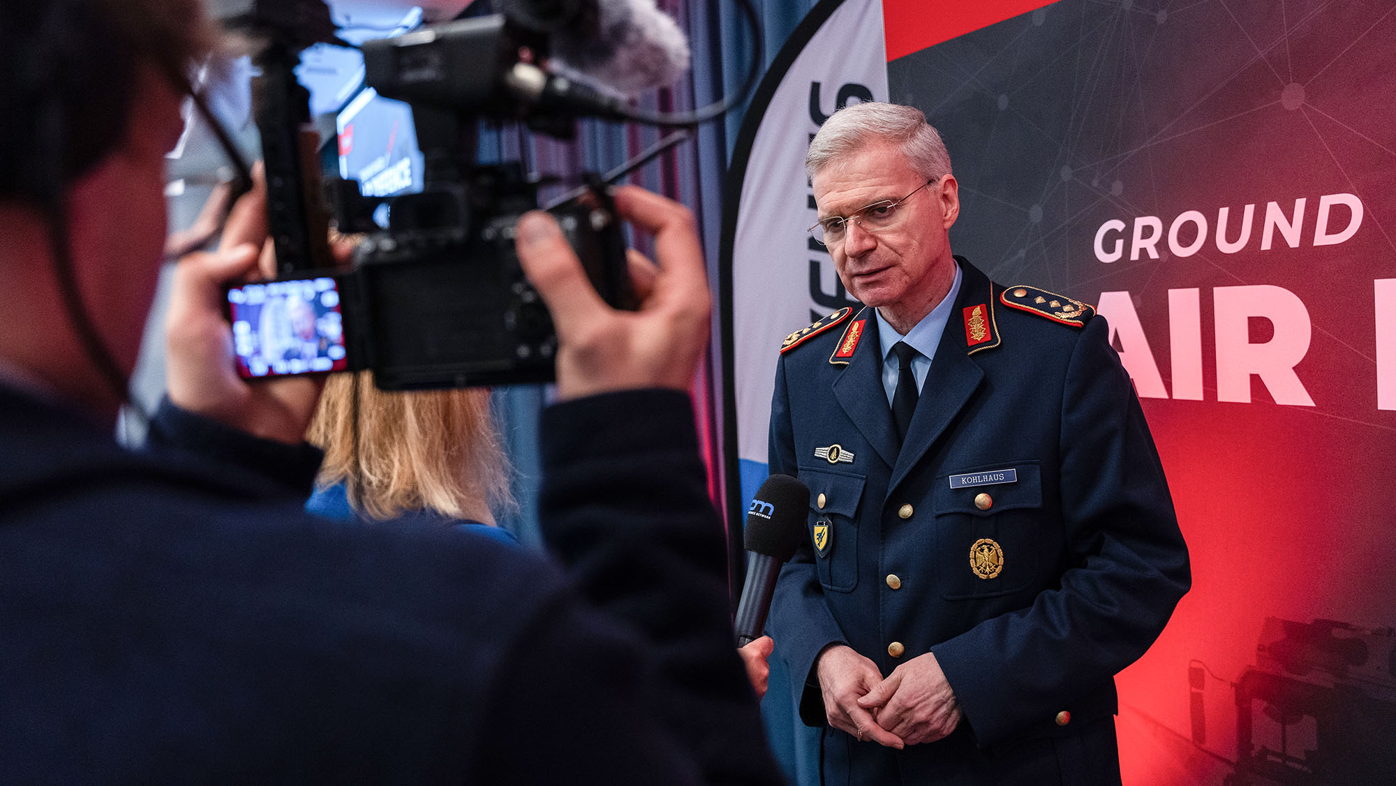 Deutsche Luftverteidigung: Generalleutnant Lutz Kohlhaus spricht Klartext und nennt beim Ground Based Air Defence Summit in Berlin seine Forderungen an die Rüstungsindustrie.