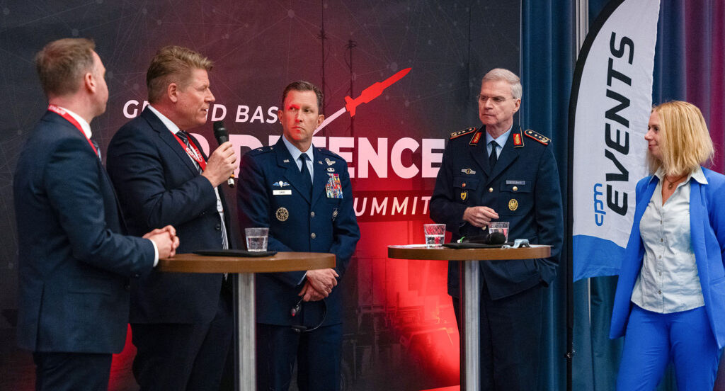 Eindrücke vom Ground Based Air Defence Summit 2024 von cpm in Berlin. Der Stellvertretende Inspekteur der Luftwaffe, Generalleutnant Kohlhaus bei einer Podiumsdiksussion mit einem amerikansichen General und Industrievertretern.