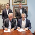 Armin Papperger, Vorstandsvorsitzender der Rheinmetall AG (l.) unterzeichnet mit Ray Piselli, Vice Präsident International bei Lockheed Martin das MoU für ein gemeinsames Kompetenzzentrum.