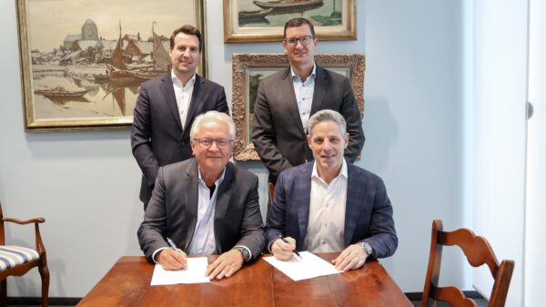 Armin Papperger, Vorstandsvorsitzender der Rheinmetall AG (l.) unterzeichnet mit Ray Piselli, Vice Präsident International bei Lockheed Martin das MoU für ein gemeinsames Kompetenzzentrum.