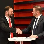 Skandinavien: Die strategische Partnerschaftsvereinbarung wurde am 20. November 2025 auf der MILIPOL 2025 von Markus Fitterling, Vice President Sales & Marketing bei Heckler&Koch (links), und Espen Hoilund, Vice President Sales bei Rheinmetall Nordic (rechts), unterzeichnet. Quelle: Rheinmetall/HK