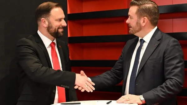 Skandinavien: Die strategische Partnerschaftsvereinbarung wurde am 20. November 2025 auf der MILIPOL 2025 von Markus Fitterling, Vice President Sales & Marketing bei Heckler&Koch (links), und Espen Hoilund, Vice President Sales bei Rheinmetall Nordic (rechts), unterzeichnet. Quelle: Rheinmetall/HK