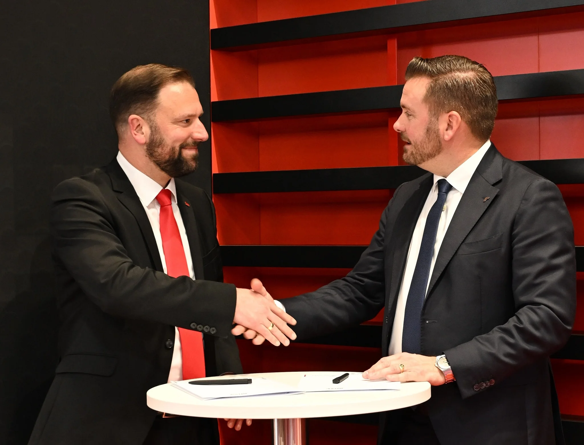 Skandinavien: Die strategische Partnerschaftsvereinbarung wurde am 20. November 2025 auf der MILIPOL 2025 von Markus Fitterling, Vice President Sales & Marketing bei Heckler&Koch (links), und Espen Hoilund, Vice President Sales bei Rheinmetall Nordic (rechts), unterzeichnet. Quelle: Rheinmetall/HK