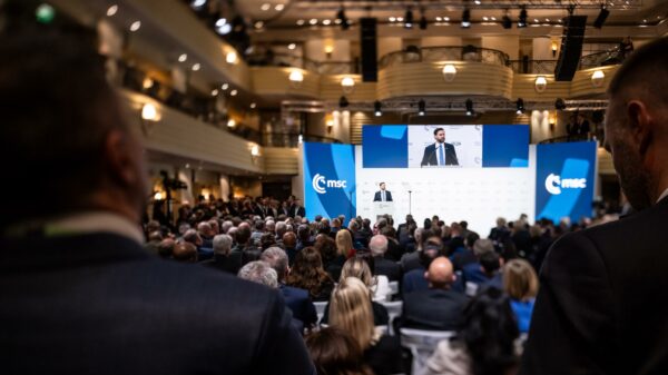 JD Vance spricht vor einem großen Publikum auf der Münchner Sicherheitskonferenz über Europa.