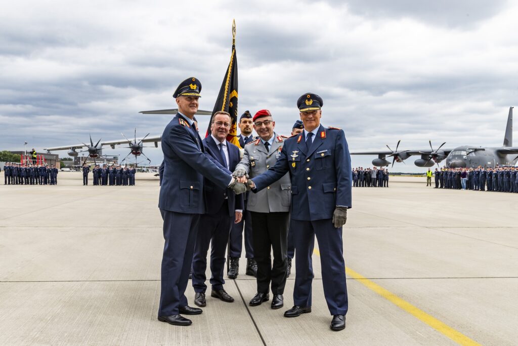 Der neue Inspekteur Luftwaffe, Generalleutnant Holger Neumann, Verteidigungsminister Boris Pistorius, der Generalinspekteur der Bundeswehr, General Carsten Breuer, und der nächste Befehlshaber des NATO Allied Joint Force Command, Generalleutnant Ingo Gerhartz, bei der heutigen Übergabe.
