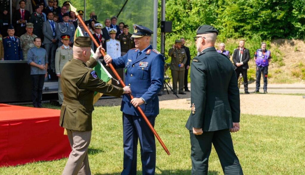 Symbolische Kommandoübergabe – General Christopher G. Cavoli (l.) übergibt an General Ingo Gerhartz (m.).