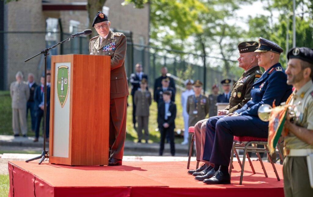 Der bisherige Kommandeur des JCF Brunssum, Guglielmo Miglietta, bei seiner Abschiedsrede.