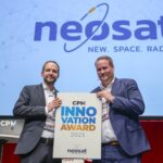 Der Geschäftsführer von NEOSAT, Kai-Uwe Storek (l.), nimmt die Auszeichnung Innovation Award von CPM-Geschäftsführer Tobias Ehlke entgegen.