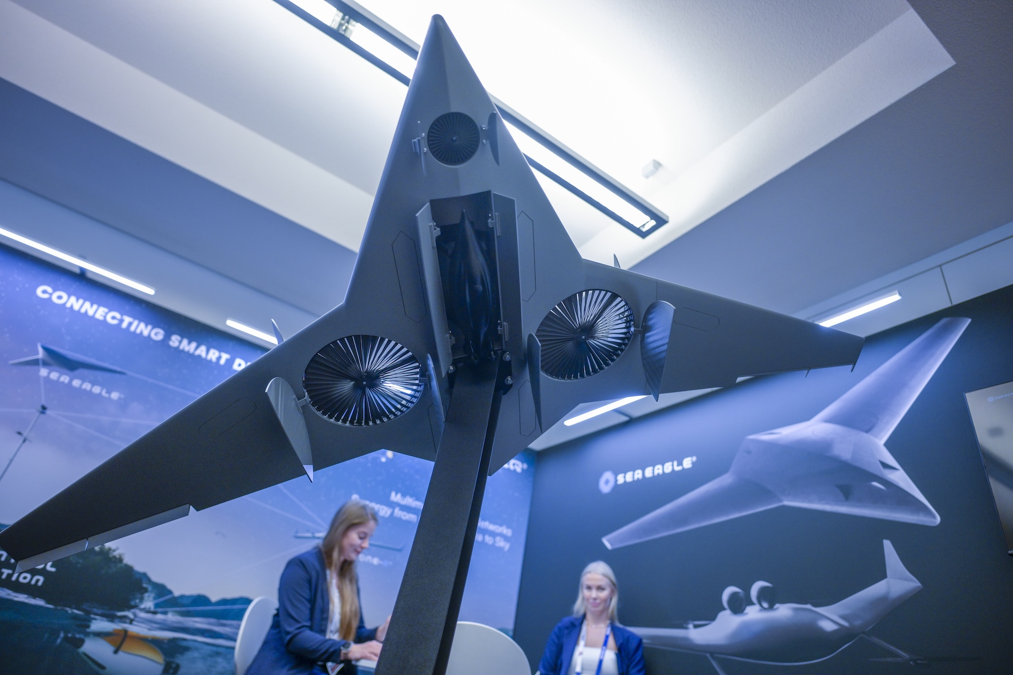 Fliegen und Tauchen: Infinteq und EvoLogics zeigten auf der RüNet die Verbindung von Luft und Wasser – Die VTOL-Drohne Sea Eagle soll die Unterwasserdrohne Quadrion absetzen können.