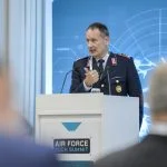 Oberst i.G. Jörg Rauber, IC I 1 FCAS im Bundesministerium der Verteidigung präsentierte den Sachstand FCAS auf dem Air Force Tech Summit 2025 in Berlin.