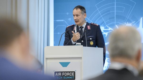 Oberst i.G. Jörg Rauber, IC I 1 FCAS im Bundesministerium der Verteidigung präsentierte den Sachstand FCAS auf dem Air Force Tech Summit 2025 in Berlin.