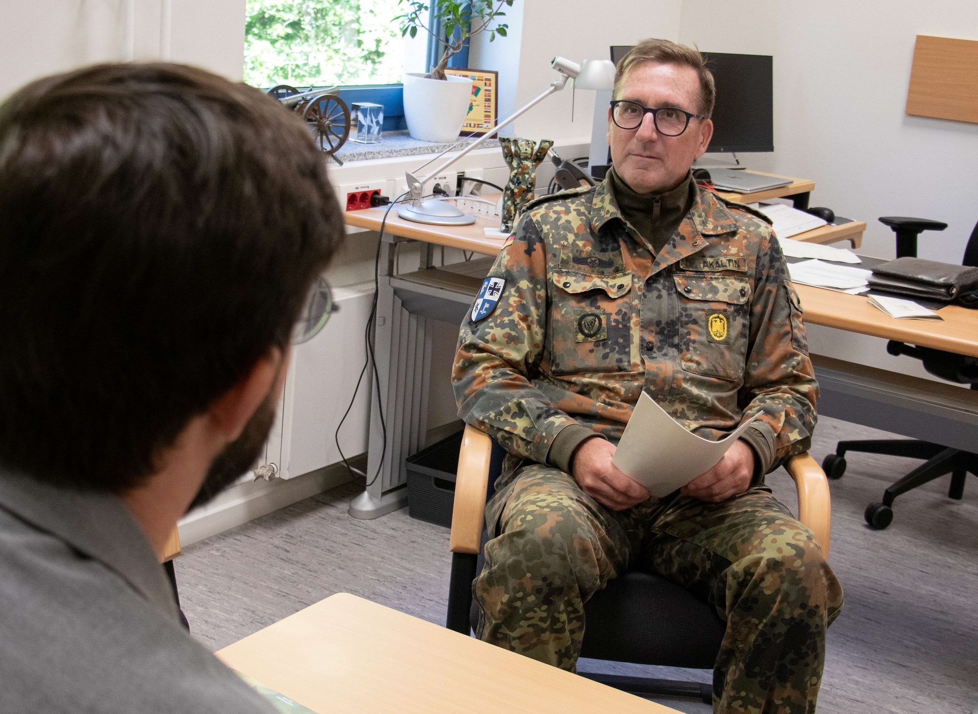 Oberst Dr. Ferdi Akaltin, Kommandeur des ZOpKomBw, im Gespräch mit Defence Network.