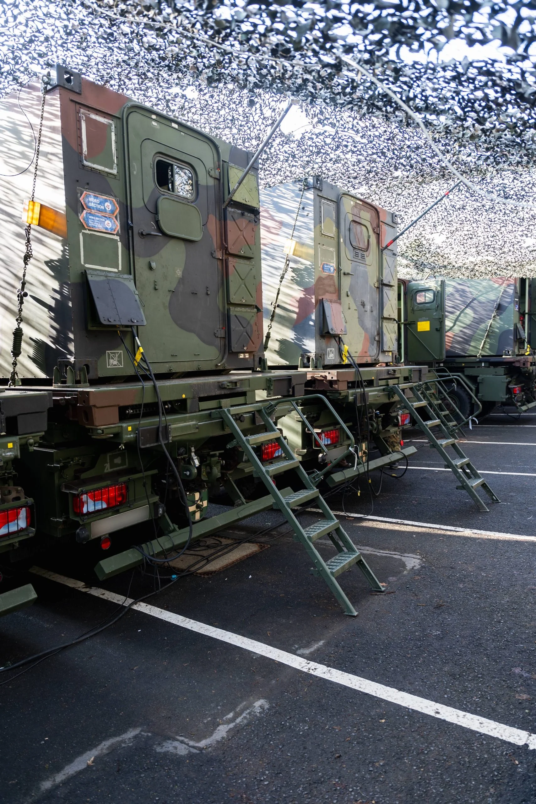 Die Operative Kommunikation verfügt über Kabinen, in denen beispielsweise Drucker, Radiostudios oder Printredaktionen betrieben werden können. Verlegt werden sie mit dem UTF15 (ungeschütztes Transportfahrzeug der Nutzlastklasse 15 Tonnen).