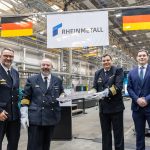 Brennbeginn für das dritte Flottendienstboot FDB 424 am 16. April 2026 auf der Peene-Werft. Von links: Kapitän z. S. Dietrich Esfeld, Projektleiter für das FDB 424, Fregattenkapitän Omar de Stefano, Fregattenkapitän Peter-Christian Wienss und Florian Lahl, Rheinmetall-Projektleiter für das FDB 424