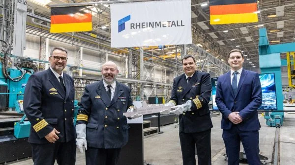 Brennbeginn für das dritte Flottendienstboot FDB 424 am 16. April 2026 auf der Peene-Werft. Von links: Kapitän z. S. Dietrich Esfeld, Projektleiter für das FDB 424, Fregattenkapitän Omar de Stefano, Fregattenkapitän Peter-Christian Wienss und Florian Lahl, Rheinmetall-Projektleiter für das FDB 424