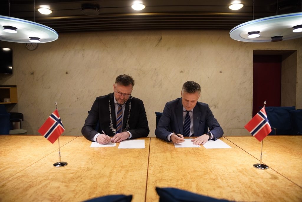Unterzeichnung der Absichtserklärung zwischen der Gemeinde Andøy und Rheinmetall Nordic AS.