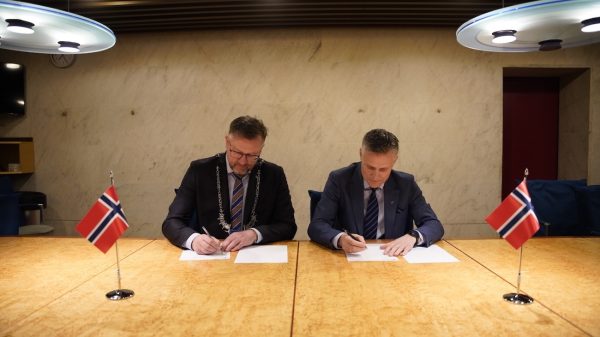 Unterzeichnung der Absichtserklärung zwischen der Gemeinde Andøy und Rheinmetall Nordic AS.